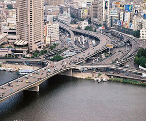   مصر اليوم - كثافات صباحية في كوبري أكتوبر نتيجة تصادم سيارتين بمهمشة