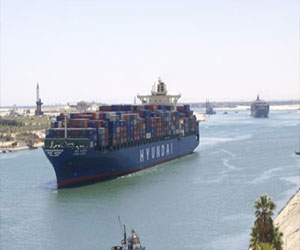   مصر اليوم - 43 سفينة تعبرقناة السويس بحمولات 2 مليون و139 ألف طن