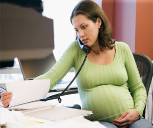 مصر اليوم - رفض مديرها منحها إجازة ولادة فوضعت طفلها في المكتب