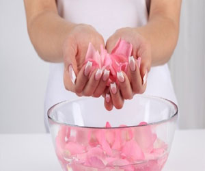   مصر اليوم - ماء الورد لعيون أكثر جمالاً وصحة