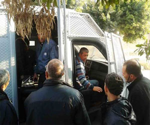   مصر اليوم - مدرعات الجيش تنقل الطلاب خارج بورسعيد بعد اشتباكات بين مشجعي الأهلي والمصري