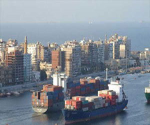   مصر اليوم - ارتفاع أعداد السفن المارة بقناة السويس الخميس