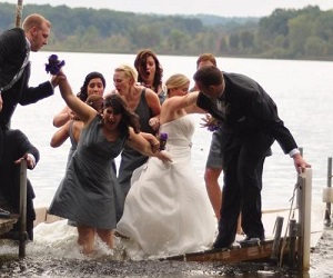 مصر اليوم - عروسان أميركيان يسقطان من السماء في منطاد