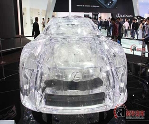  مصر اليوم - سيارة فاخرة مصنوعة من الكريستال في معرض قوانغتشو