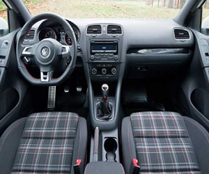 مصر اليوم - الصراع على عرش الهاتشباك يشتعل بين جولف GTI وفوكاس ST