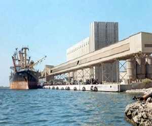   مصر اليوم - موانئ السويس تستقبل 9400 طن بوتاجاز و2200 سائح و350 سيارة