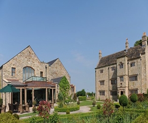   مصر اليوم - فندق ستانلي هاوس البريطاني يقدم خدمة المساج الماسي