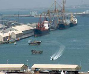 مصر اليوم - الطقس السيء يعطل حركة الملاحة في قناة السويس لـ 10 ساعات