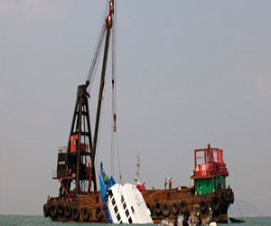   مصر اليوم - تعثر عمليات إنقاذ طاقم مركب مطروح بسبب سوء الطقس