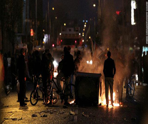   مصر اليوم - تجدد العنف في شوارع بلفاست وجرح 9 رجال شرطة