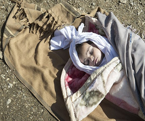   مصر اليوم - أطفال أفغانستان يفرون من الجحيم إلى الموت بردًا