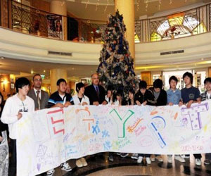 مصر اليوم - محافظ الأقصر يلتقي وفد الطلاب اليابانيين أبناء ضحايا تسونامي