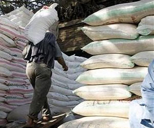   مصر اليوم - حملة تموينية تضبط  7.5 طن من ملح السياحات والملابس المهربة في الإسماعيلية