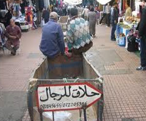   مصر اليوم - حلاق متجول متخوف من انقراض المهنة بعد ظهور المصفف الصيني