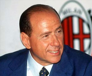   مصر اليوم - برلسكوني: ميلان سيترك الملعب اذا تعرض لاعبوه للإهانات