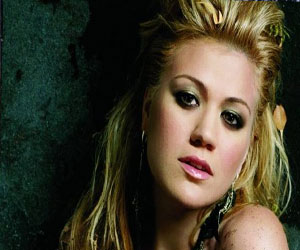 مصر اليوم - كيلي كلاركسون مخطوبة