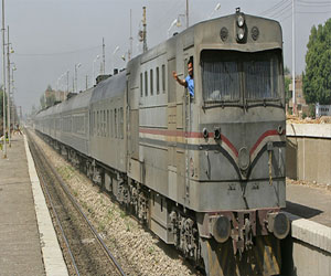   مصر اليوم - إعادة حركة سير القطارات بعد توقفها ساعات عدة لليوم الثاني في البحيرة