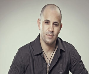   مصر اليوم - عزيز الشافعي يسجل موقفه من الإعلان الدستوري بأغنية جديدة