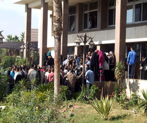   مصر اليوم - قوات أمن السويس تتمكن من فتح طريق المحافظة وإنهاء احتجاز العاملين فيها