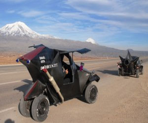 مصر اليوم - تركي يصنع سيارتين من الخردة