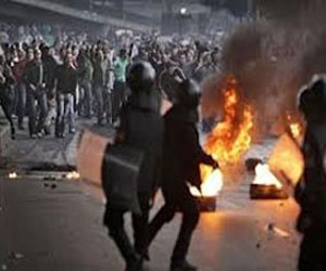   مصر اليوم - مصدر أمني يعلن إصابة 35 من رجال الشرطة في محيط الاتحادية