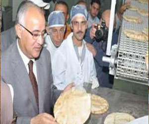   مصر اليوم - محافظ البحيرة يفتتح المخبز النموذجي الآلي في المحمودية