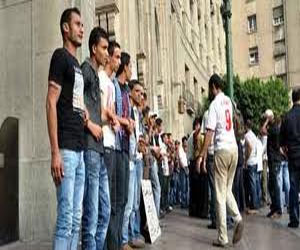   مصر اليوم - المتظاهرون يغلقون مجمع التحرير إحتجاجًا على الاعتصام في الدستورية