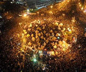   مصر اليوم - متظاهرو التحرير يطاردون مجهولين حاولوا اقتحام الميدان