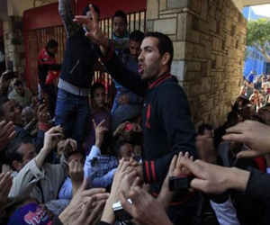 مصر اليوم - أبوتريكه يقضي أول أيام العيد مع أهالي شهداء بورسعيد