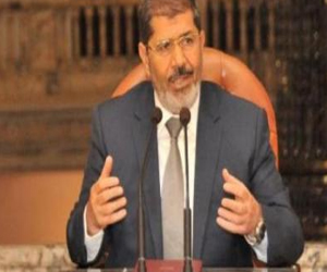 مصر اليوم - مرسي يعقد اجتماعًا طارئًا مع رئيس الوزراء ووزير الداخلية