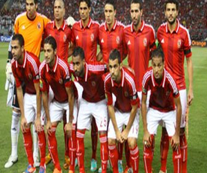 مصر اليوم - أمن الأهلي يغلق أبواب النادي بالأقفال وينضم للأعتصام