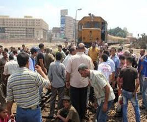   مصر اليوم - المتظاهرون يواصلون قطع السكة الحديد في المنصورة اعتراضًا على قرارات الرئيس