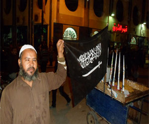   مصر اليوم - سلفي يرفع علم القاعدة في ميدان الأربعين في السويس