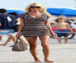 مصر اليوم - فيكتوريا سيلفيستيدت تكشف منحنياتها المثيرة في بيكيني فيروزي