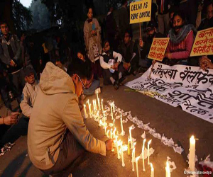   مصر اليوم - بعد موت ابنة الهند الإخصاء ينتظر المغتصبين وبيلاي تدعو للحوار