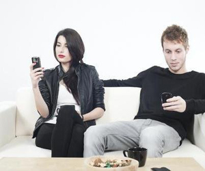 مصر اليوم - الحواسيب والأجهزة الذكية لها تأثير سلبي على الحياة الزوجية