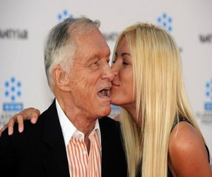 مصر اليوم - زواج مؤسس بلاي بوي الثمانيني بعارضة أزياء عشرينية كانت تركته العام الماضي