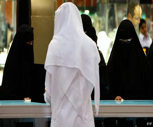   مصر اليوم - مفتي السعودية: يجب أن تعزل المرأة عن الرجال