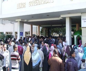 مصر اليوم - اعتصام عشرات المدرسين المستبعدين أمام مبنى محافظة الأقصر