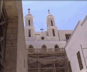   مصر اليوم - أعضاء بيت ثقافة إدفو يزورن الكنسية للتهنئة بالعيد