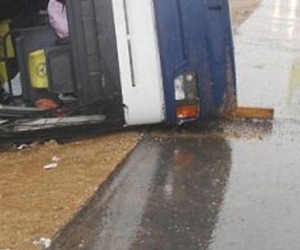 مصر اليوم - 5 قتلى و20 جريحًا في انزلاق حافلة في أوريغون