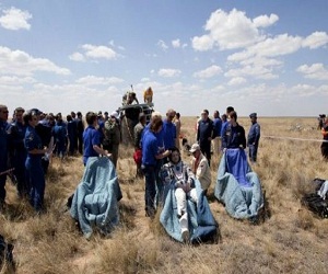 مصر اليوم - مركبة سويوز تهبط بسلام في كازاخستان ناقلة 3 رواد فضاء