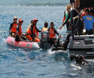 مصر اليوم - العثور على جثة وزير الداخلية الفيليبيني في حطام طائرته