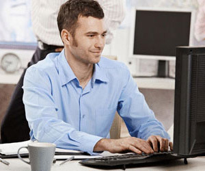   مصر اليوم - الجلوس لساعات أمام الحاسوب يؤدي إلى مرض متلازمة الحواسيب