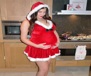 مصر اليوم - ايموغين تُظهِر حملها في ملابس بابا نويل الساخنة