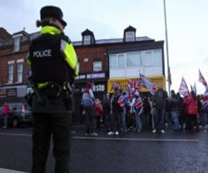 مصر اليوم - أعمال عنف جديدة في بلفاست بعد تصويت بشأن العلم البريطاني