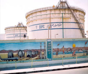 مصر اليوم - عمال الخدمات البترولية يحتجون أمام شركاتهم للمطالبة بالتثبيت