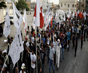 مصر اليوم - آلاف المتظاهرين يطالبون بإصلاحات ديمقراطية في البحرين