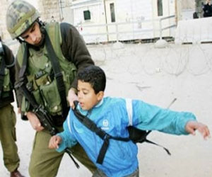   مصر اليوم - جنود الاحتلال ينكلون بـ 8 عمال من الخليل