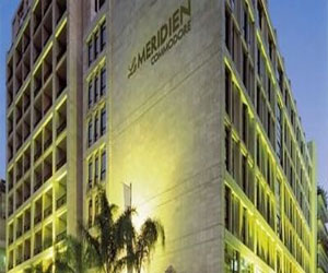 مصر اليوم - قيادي في الجماعة الإسلامية يلتقي السائحين في الأقصر